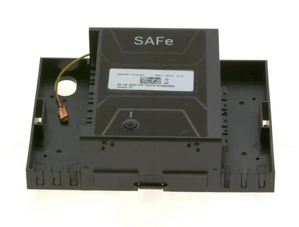 Schwarzes Gehäuse von Bosch mit einer abnehmbaren Vorderseite, einer Anschlussbuchse und einem Kabel. Auf der Fläche sind technische Spezifikationen sowie ein Barcode sichtbar.